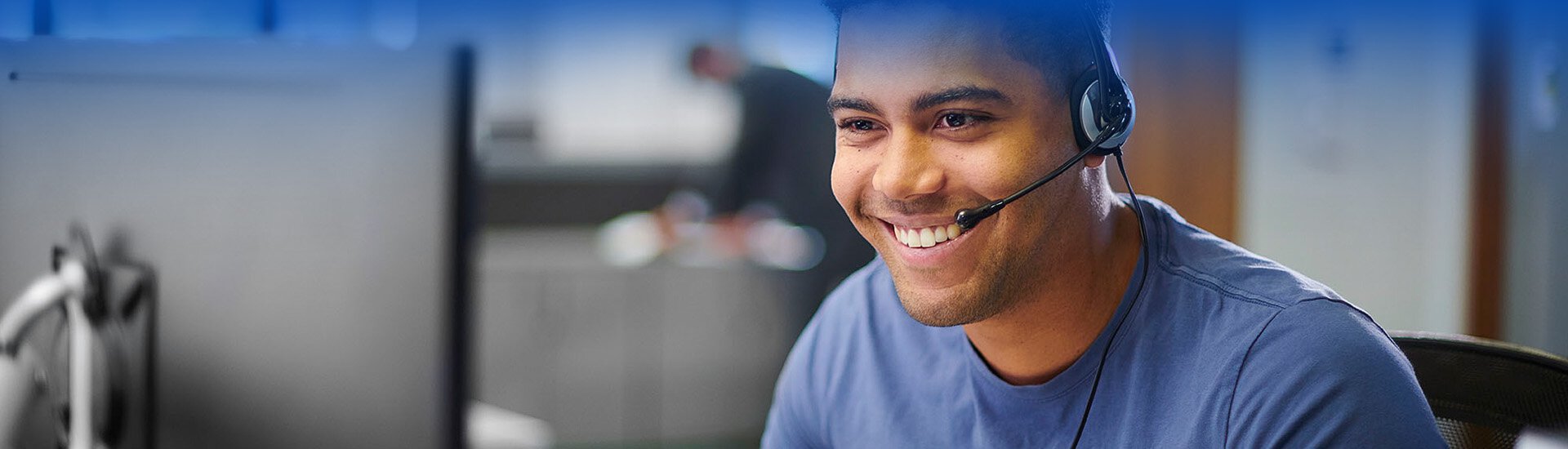 Junger Mann mit Headset in Büro