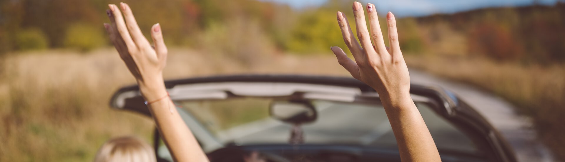 teenager in cabrio halten hände nach oben