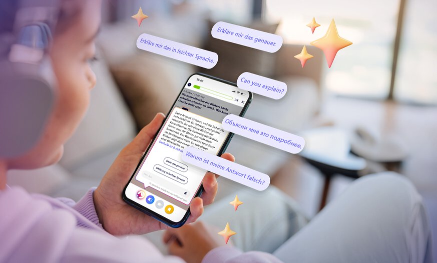 Person sitzt auch Couch in hält Smartphone mit der Fahren Lernen App in der Hand. Daneben schwebende Sprechblasen die Chat mit der KI-Lernhilfe darstellen.