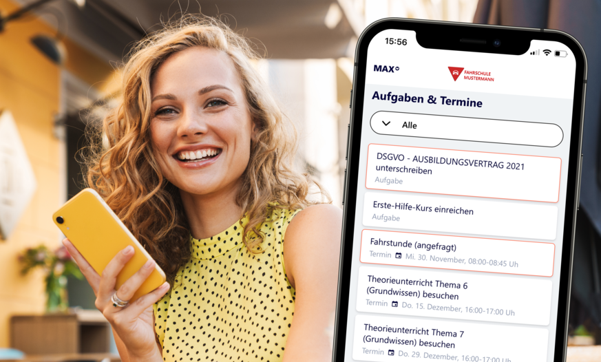 Fröhliche junge Frau mit Smartphone und geöffneter Fahren Lernen Max App