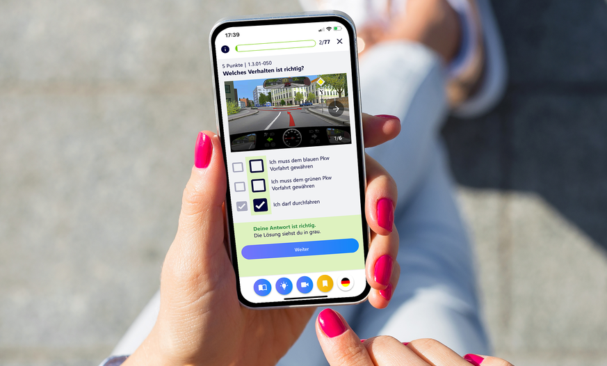 Smartphone in Händen mit Fahren Lernen Prüfungsfragen