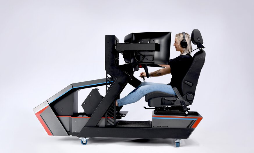 Seitlich aufgenommene Fotografie des Vogel Simulator Premiums mit Schülerin