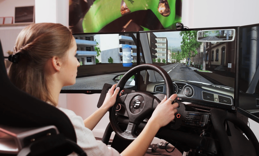 Mädchen übt Fahren im Simulator