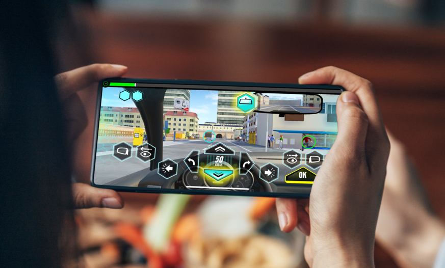 Gefahren-Reaktionsspiel Gefahren im Verkehr erkennen Smartphone mit Gefahren Lernen App in Händen