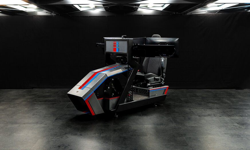 Simulator Premium im Raum Dynamische Darstellung des Simulator Premiums in einem dunklen Raum mit Deckenbeleuchtung auf schwarzem Boden